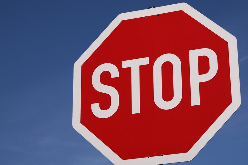 Das Foto zeigt ein Stopschild