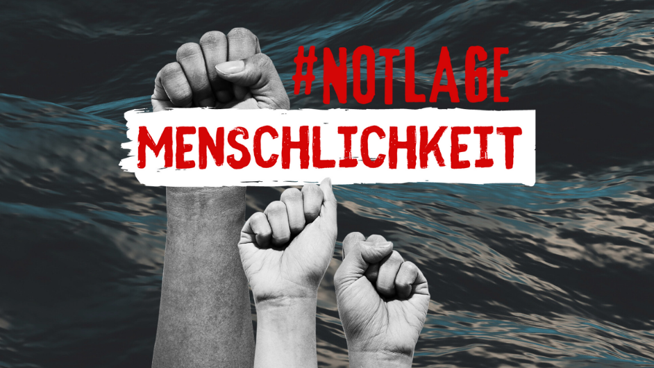 Das Bild zeigt eine Wasseroberfläche mit Wellen und darüber drei erhobene, geballte Fäuste sowie die Hashtags “#NOTLAGE” und “#MENSCHLICHKEIT” zu sehen.