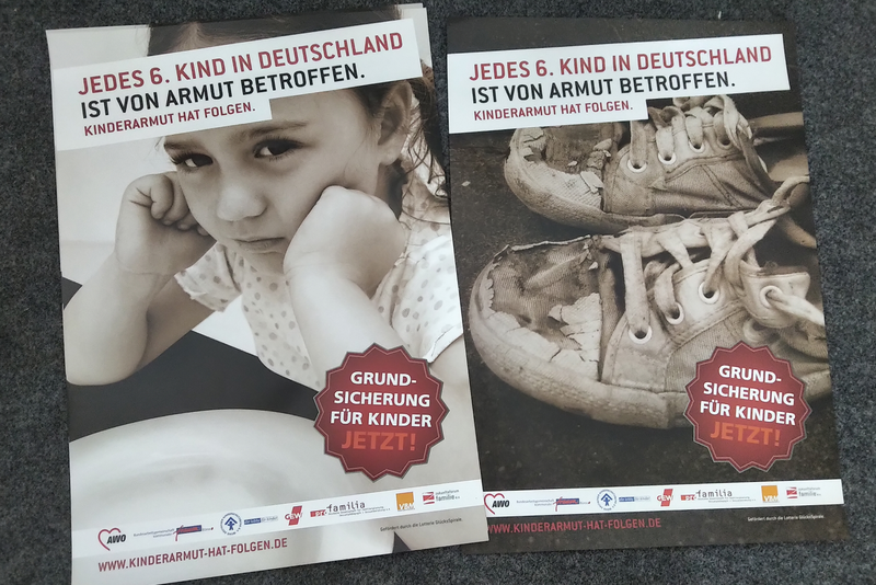 Das Foto zeigt Plakate des Aktionsbündnisses Kinderarmut hat Folgen