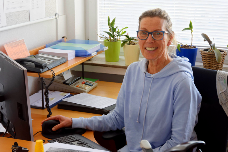 Das Foto zeigt ein Portrait von Jutta Hessel an ihrem Schreibtisch