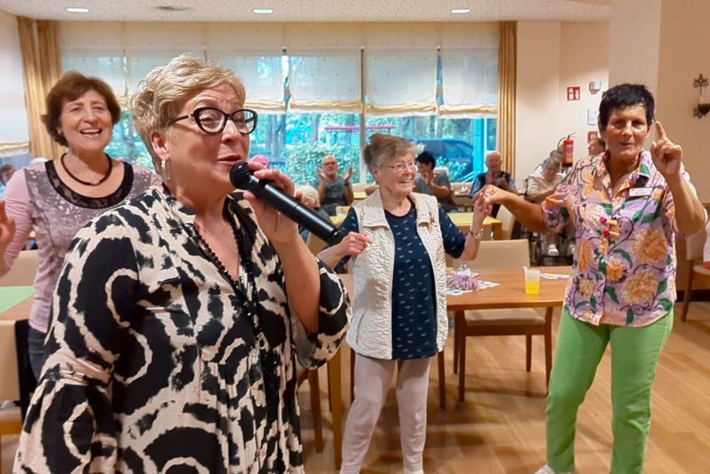 Das Foto zeigt Seniorinnen beim Gesang