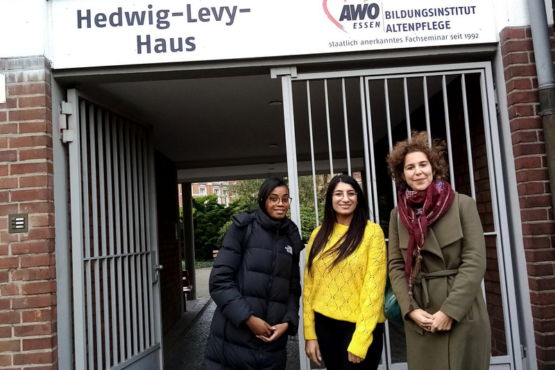 Das Foto zeigt Nadja Nikulin, Ruth Mapassi und Leda Khalaf Shammo vor dem Bildungsinstitut Altenpflege der AWO Essen