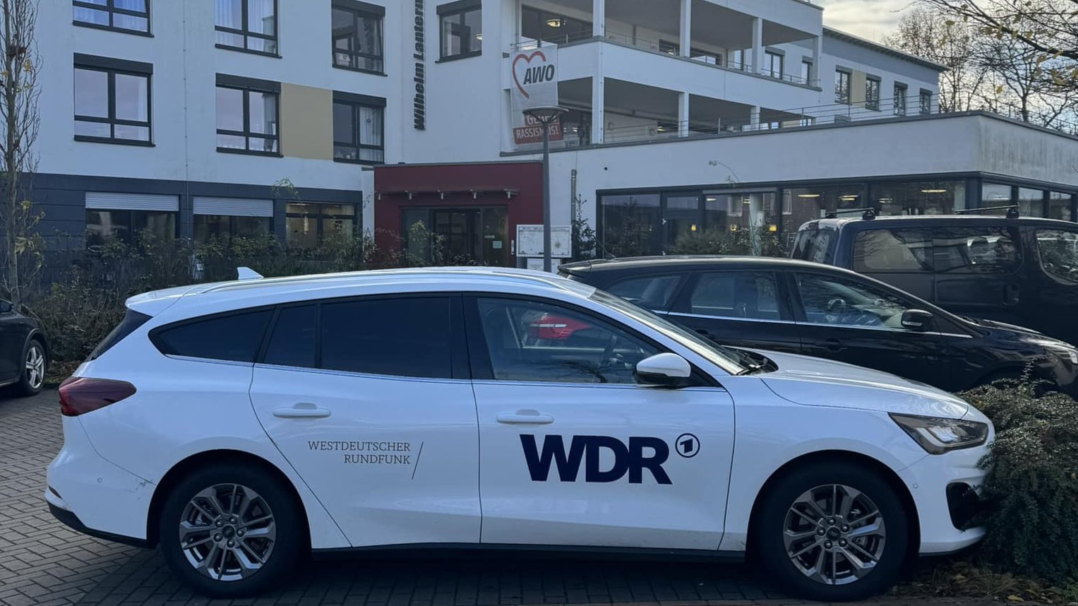 Das Bild zeigt ein Auto des WDR vor dem AWO Seniorenzentrum Wilhelm-Lantermann-Haus.