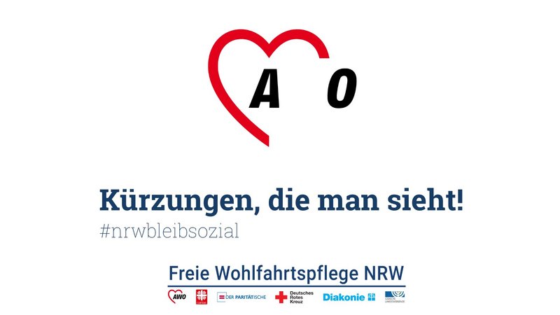 Das Bild zeigt das Logo der AWO mit einem großen roten Herzsymbol, in dem die Buchstaben “A” und “O” stehen. Es fehlt allerdings der Buchstabe „W“. Darunter steht der Text “Kürzungen, die man sieht!” und der Hashtag “#nrwbleibsozial”. Am unteren Rand sind die Logos und Namen von deutschen Wohlfahrtsorganisationen wie “Freie Wohlfahrtspflege NRW”, “Der Paritätische” und “Diakonie RWL” zu sehen. Es scheint sich um eine soziale Kampagne oder Bewegung in Nordrhein-Westfalen (NRW) zu handeln, die auf Kürzungen im sozialen Bereich aufmerksam macht.