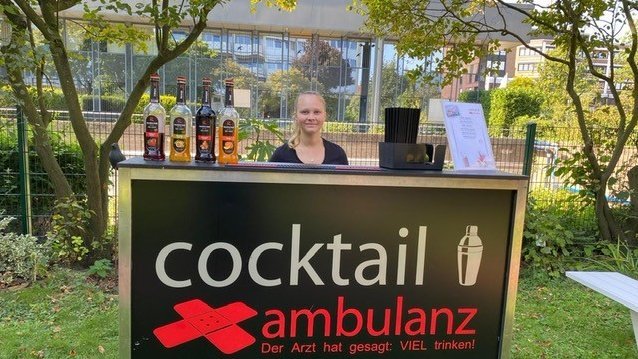 Im Bild sieht man die Theke der Cocktailambulanz.