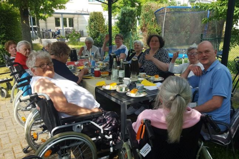 Das Foto zeigt die Seniorinnen an einem Tisch
