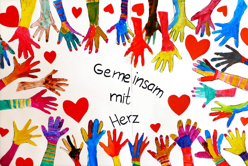 Gemaltes Bild "Gemeinsam mit Herz" Gemalte Kinderhände zeigen auf den Claim "Gemeinsam mit Herz"