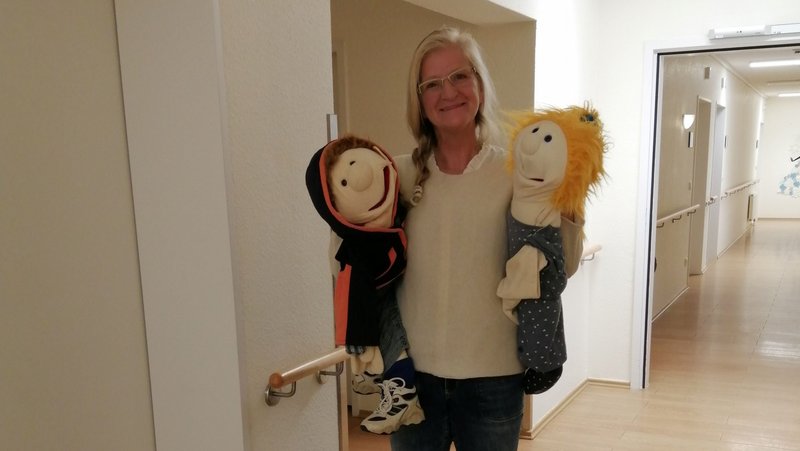 Das Bild zeigt Frau Sadler mit Ihren zwei Puppen.