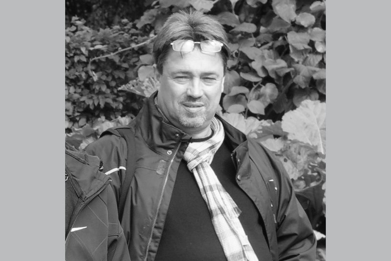Das Foto zeigt ein Portrait von Rolf Jüntgen