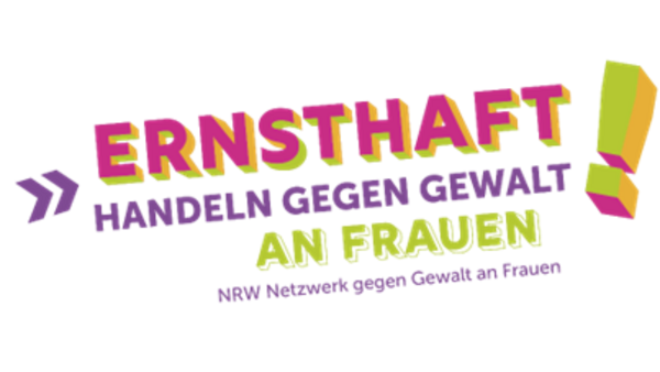 Das Bild zeigt ein Logo mit dem Text „ERNSTHAFT! HANDELN GEGEN GEWALT AN FRAUEN NRW Netzwerk gegen Gewalt an Frauen“. Der Text ist in verschiedenen Farben gestaltet: „ERNSTHAFT!“ ist in einer Kombination aus Pink und Gelb, „HANDELN GEGEN GEWALT“ in Lila, und „AN FRAUEN“ in Grün. Darunter steht in kleinerer Schrift „NRW Netzwerk gegen Gewalt an Frauen“.