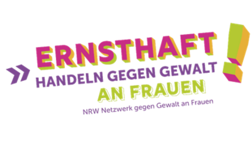 Das Bild zeigt ein Logo mit dem Text „ERNSTHAFT! HANDELN GEGEN GEWALT AN FRAUEN NRW Netzwerk gegen Gewalt an Frauen“. Der Text ist in verschiedenen Farben gestaltet: „ERNSTHAFT!“ ist in einer Kombination aus Pink und Gelb, „HANDELN GEGEN GEWALT“ in Lila, und „AN FRAUEN“ in Grün. Darunter steht in kleinerer Schrift „NRW Netzwerk gegen Gewalt an Frauen“.