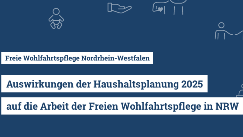 Das Foto zeigt eine Grafik mit dem Titel “Freie Wohlfahrtspflege Nordrhein-Westfalen”. Es geht um die Auswirkungen der Haushaltsplanung 2025 auf die Arbeit der Freien Wohlfahrtspflege in NRW. Oben sind sechs blaue Symbole, die verschiedene soziale Dienste oder Gemeinschaftsaktivitäten darstellen. Unten sind die Logos von verschiedenen Wohlfahrtsorganisationen in Deutschland, darunter AWO, Deutsches Rotes Kreuz, Diakonie, Caritas, Der Paritätische und ZWST.