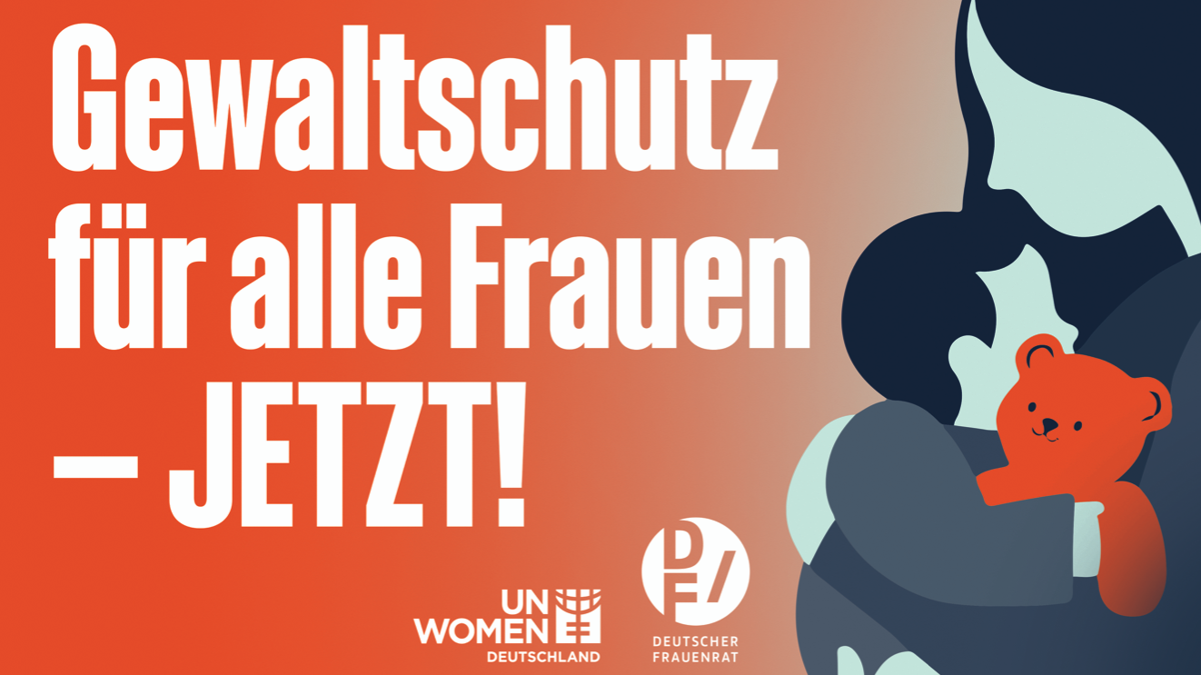 Das Bild zeigt eine Kampagne zum Schutz von Frauen vor Gewalt. Es enthält den Text: "Gewaltschutz für alle Frauen – JETZT!" Auf der rechten Seite befindet sich eine stilisierte Illustration einer Mutter, die ein Kind mit einem roten Teddybär im Arm hält. Das Bild hat einen Farbverlauf von Rot zu Beige im Hintergrund. Unten im Bild sind die Logos von UN Women Deutschland und dem Deutschen Frauenrat zu sehen, was darauf hinweist, dass diese Organisationen hinter der Kampagne stehen.