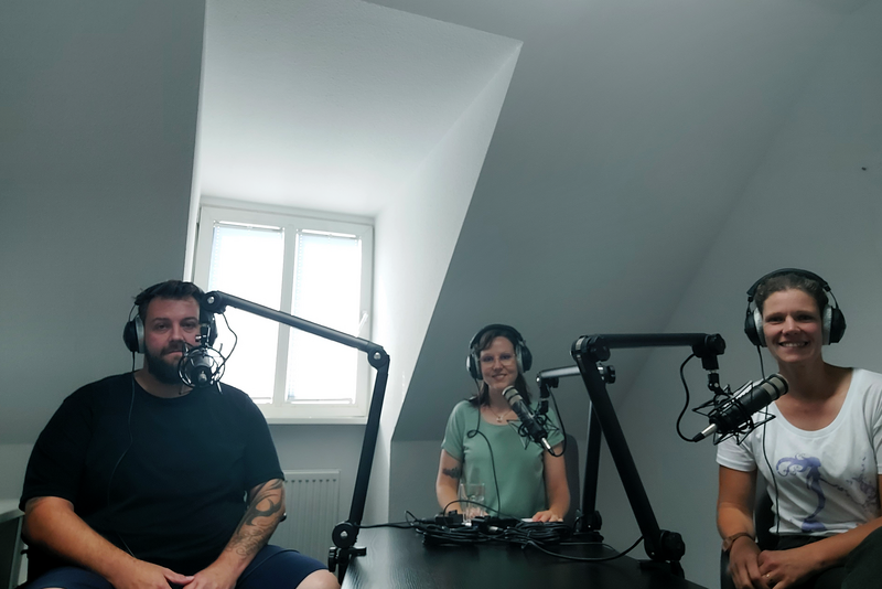 Das Foto zeigt die drei Protagonist*innen der ersten Podcastfolge im Studio.