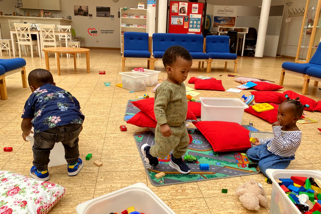 Das Foto zeigt Kinder, die in der Halle des Lore-Agnes-Hauses spielen