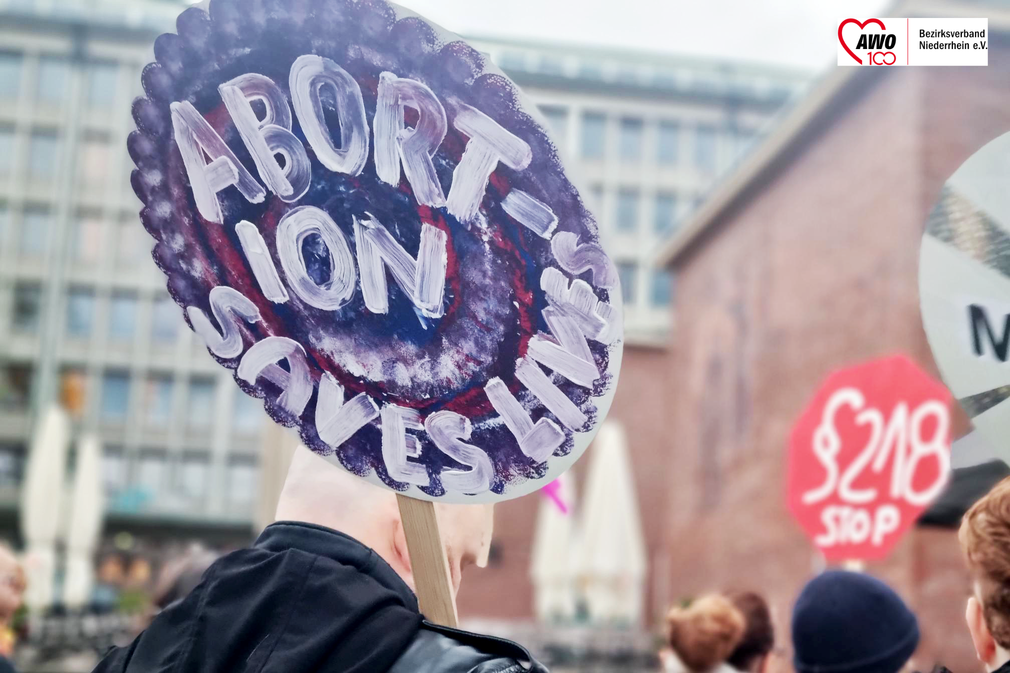 Das Foto zeigt ein Schild auf der Demo mit dem Text "Abortion saves lives"