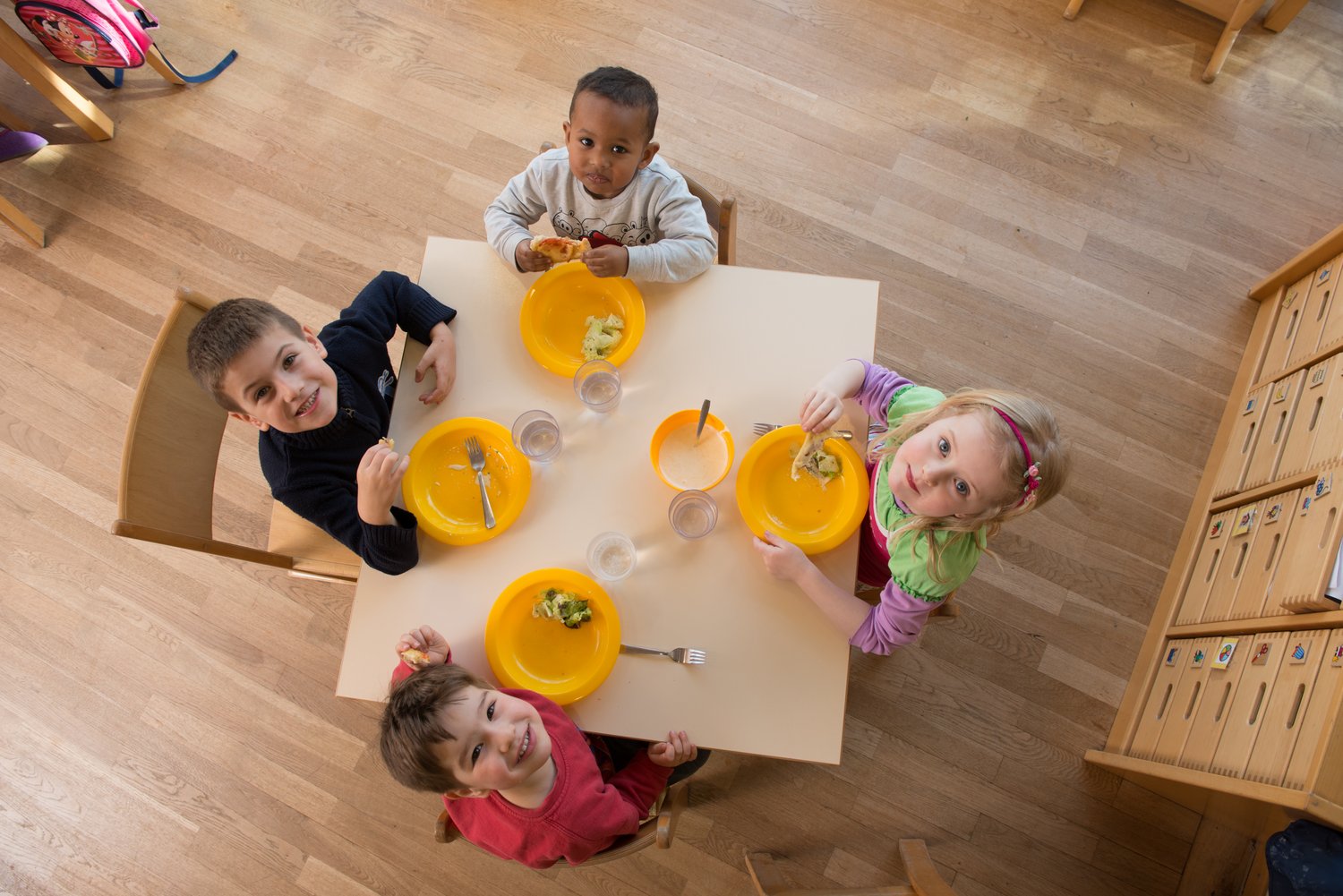 Das Foto zeigt Kinder beim Essen