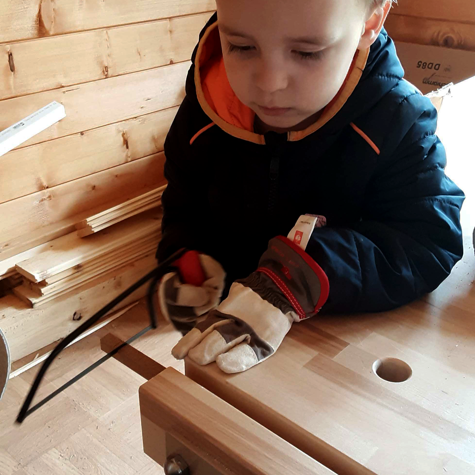 Das Foto zeigt ein Kind in der Kita-Werkstatt