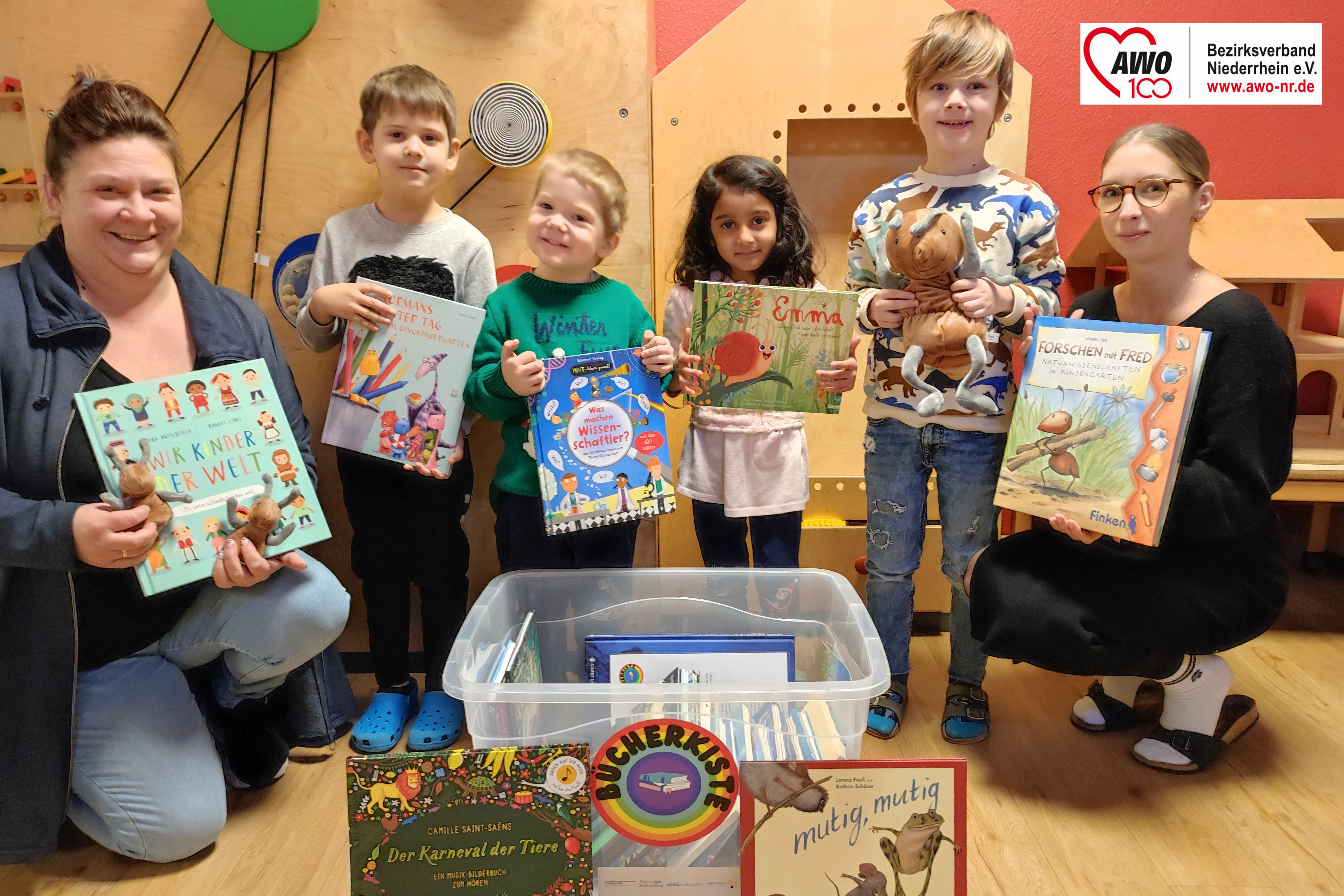 Das Bild zeigt Kinder der Kita mit den Bücherspenden