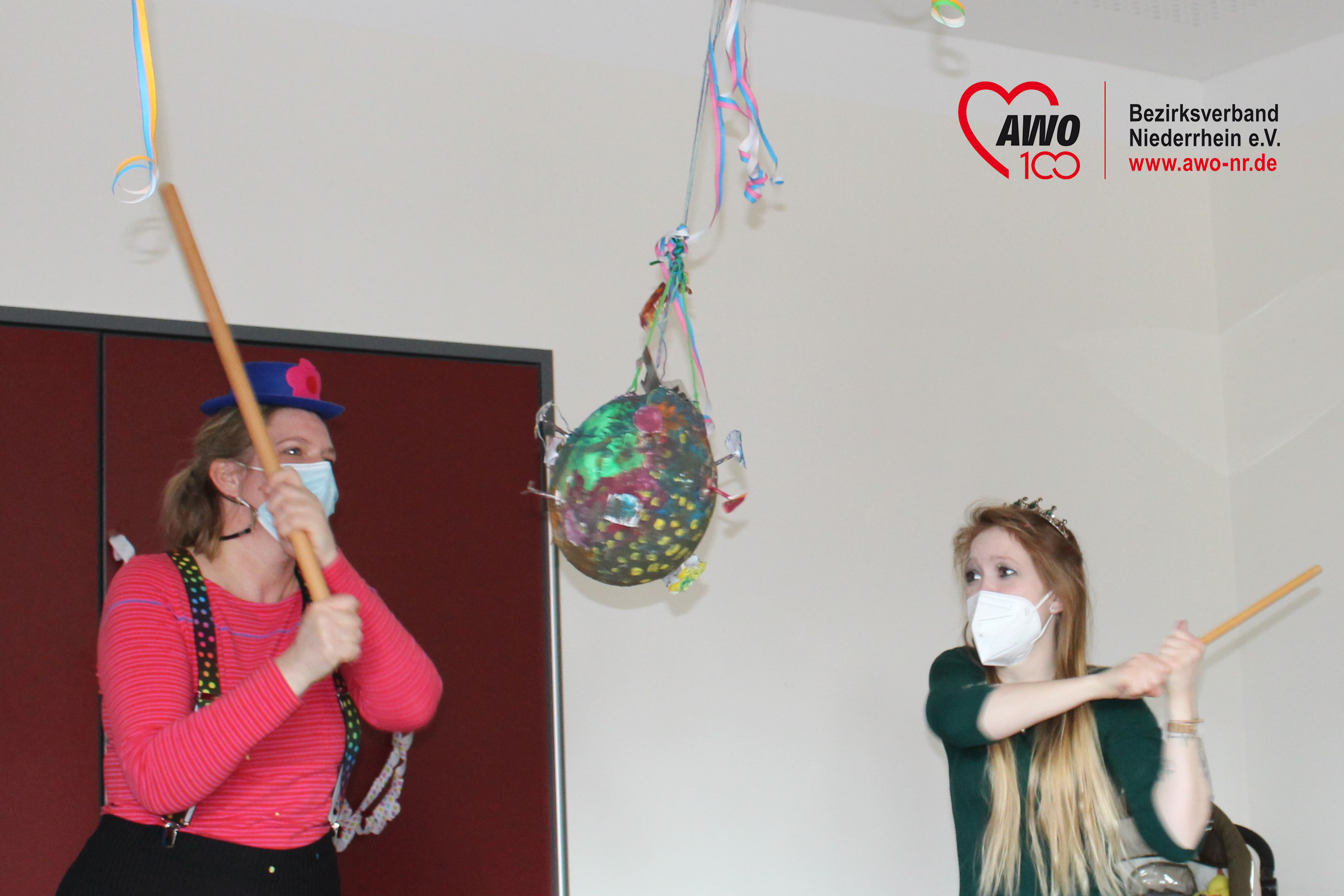 Das Foto zeigt Mitarbeiterinnen der AWO SieKids RailsKids in Krefeld beim zerschlagen der Piñata