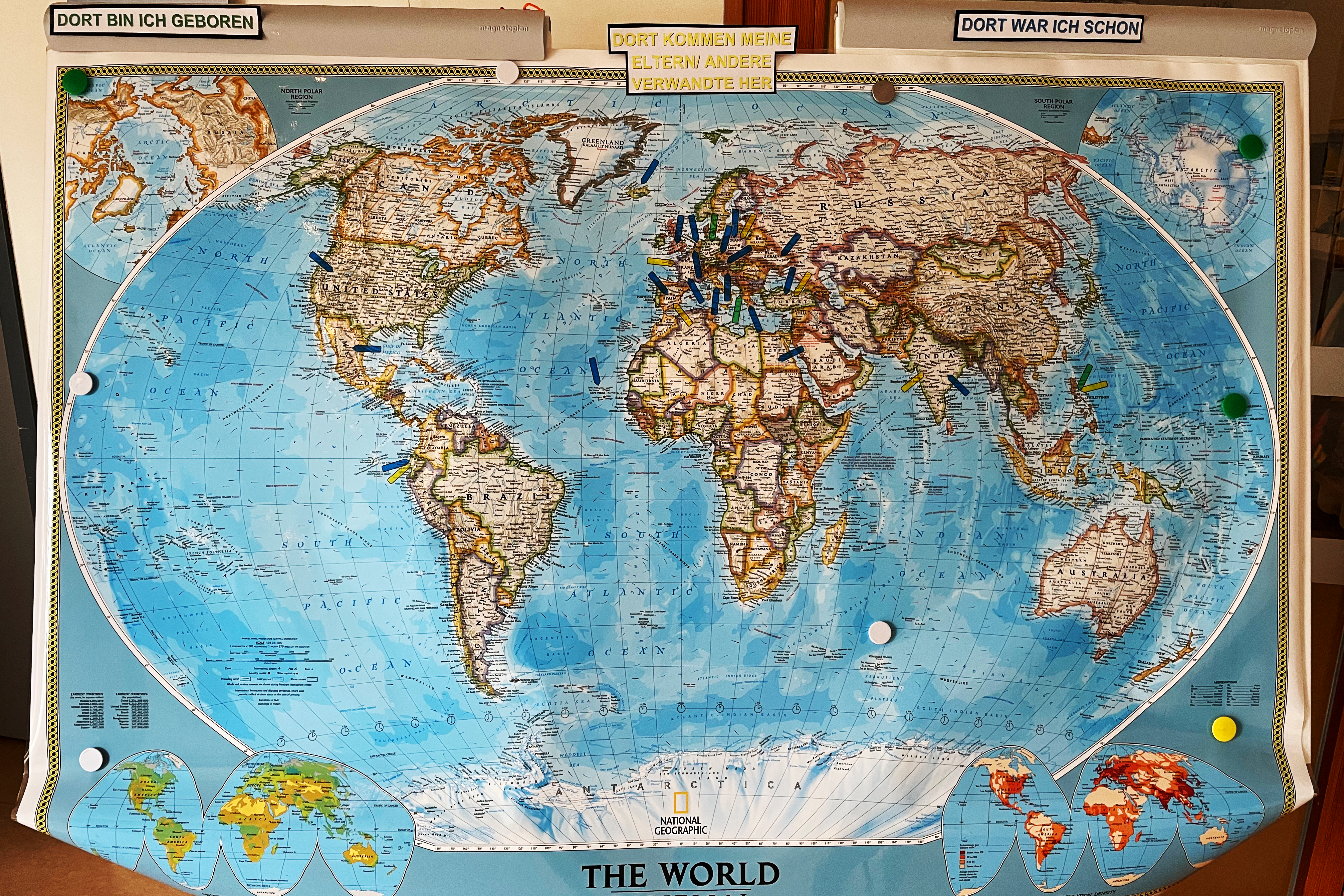 Das Bild zeigt eine Weltkarte, in der Pins eingesteckt sind.