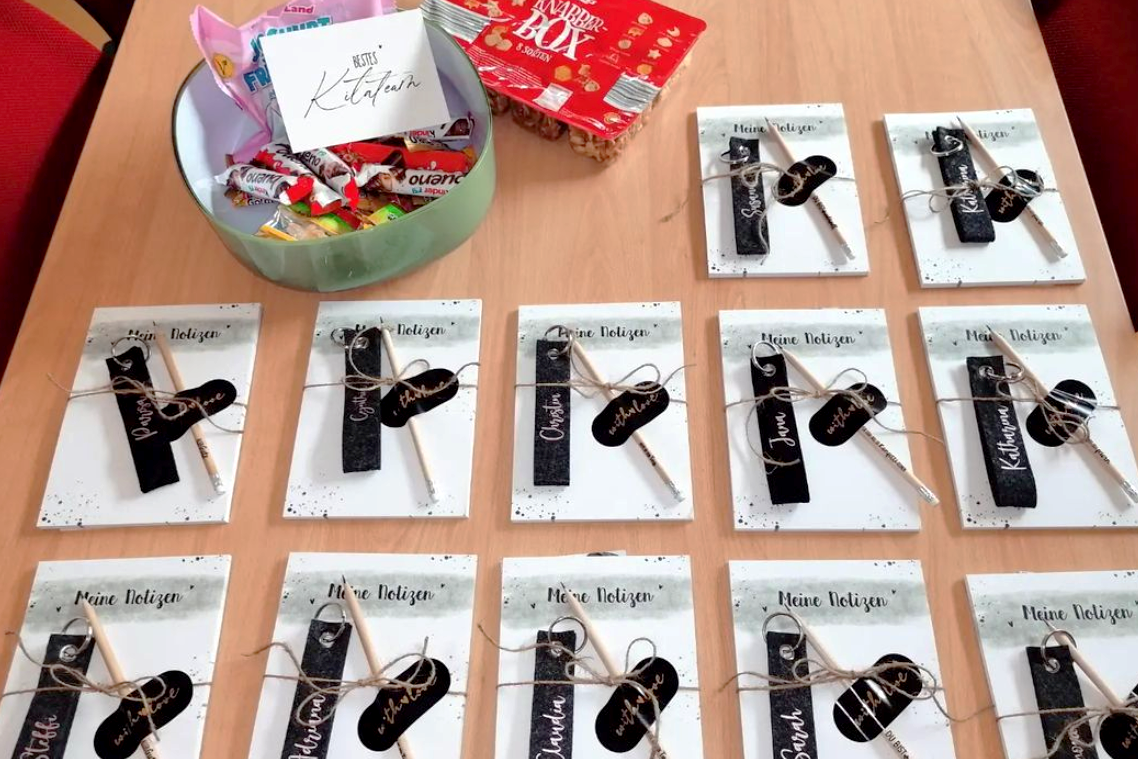 Das Foto zeigt die Geschenke für die Kita-Mitarbeitenden bestehend aus Notizblock, Bleistift und Schlüsselanhänger mit Namen