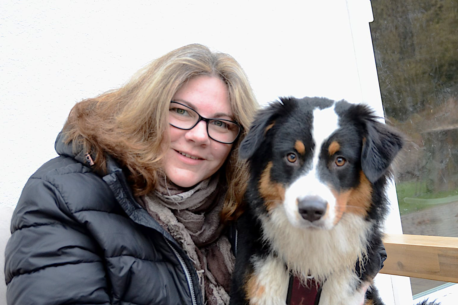 Das Foto zeigt Carina Orb mit ihrem Hund Pepe