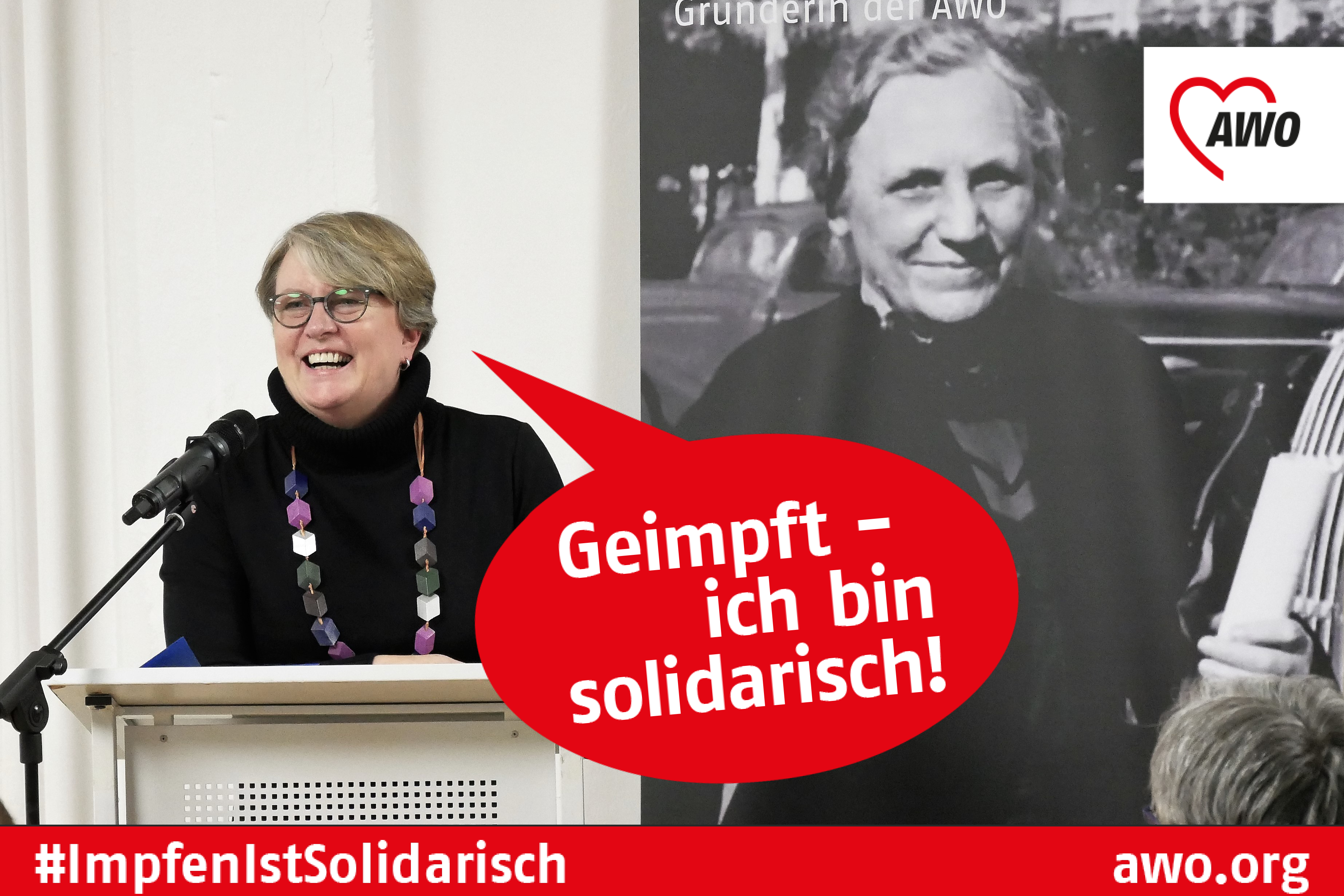 Das Foto zeigt Britta Altenkamp vor einem Banner mit Marie Juchacz. Dazu der Satz "Geimpft - ich bin solidarisch"
