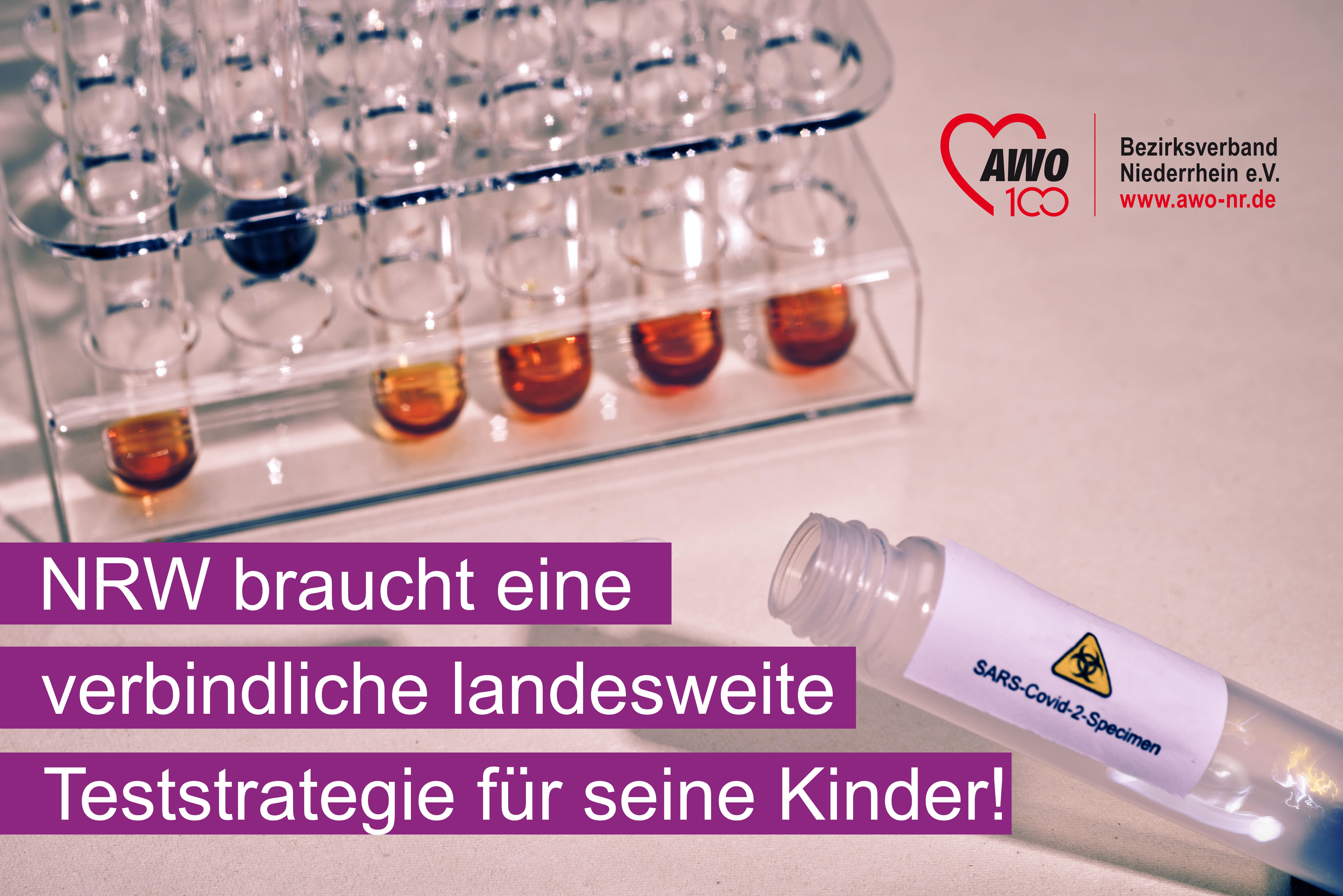 Das Foto zeigt eine Laborszene und die Schrift: NRW braucht eine verbindliche landesweite Teststrategie für seine Kinder!